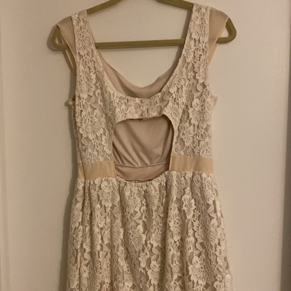 Cream coloured Dress - Picture 2 of 3